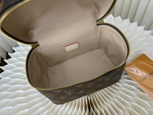 Nice Nano lv cosmetic bag - Image 7