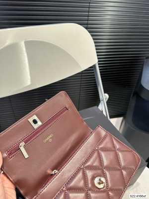 CHANEL's new hand-held chain bag - Image 2
