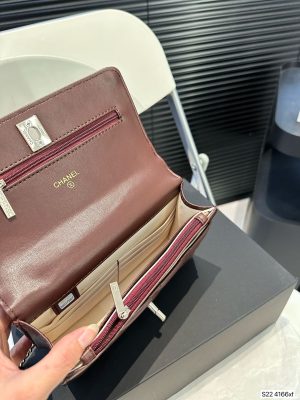 CHANEL's new hand-held chain bag - Image 4