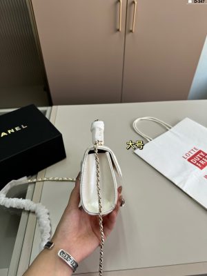 Chanel enamel handle bag - Image 2