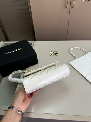 Chanel enamel handle bag - Image 3