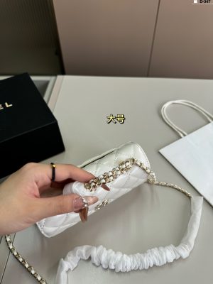 Chanel enamel handle bag - Image 4