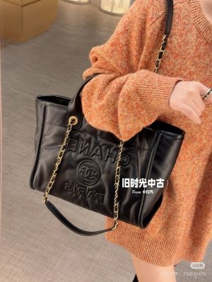 Chanel soft leather shiny beach bag - Image 2