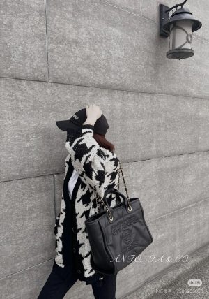 Chanel soft leather shiny beach bag - Image 4