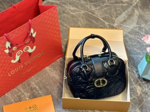 Dior retro handbag with shoulder and crossbody style