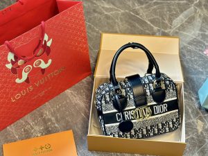 Dior retro handbag with shoulder and crossbody style - Image 3