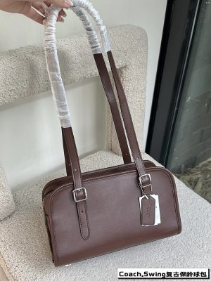 COACH swing zip underarm bag - Image 8