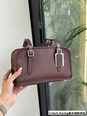 COACH swing zip underarm bag - Image 6