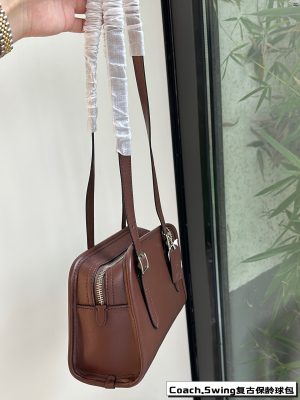 COACH swing zip underarm bag - Image 4