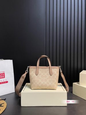 Coach Tote Bag Shopping Basket - Image 3