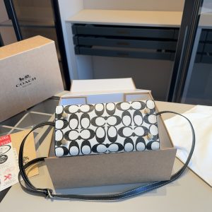 Coach's new Andrea handbag - Image 4