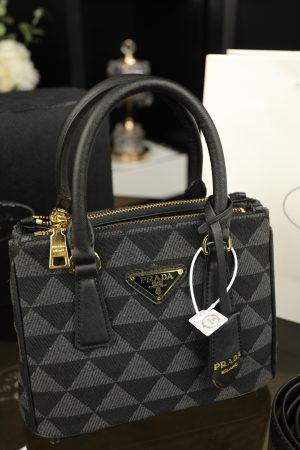 Prada Hobo killer bag - Image 8
