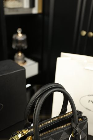 Prada Hobo killer bag - Image 5