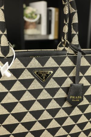 Prada triangular checkered tote bag - Image 8
