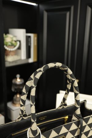Prada triangular checkered tote bag - Image 6