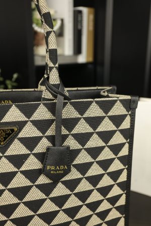 Prada triangular checkered tote bag - Image 4