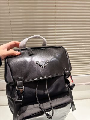Prada's stylish backpack - Image 2