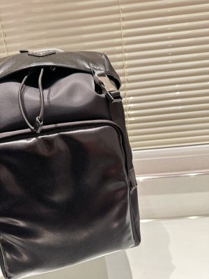 Prada's stylish backpack - Image 9