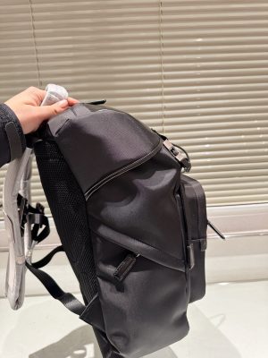 Prada's stylish backpack - Image 7