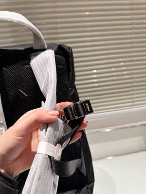 Prada's stylish backpack - Image 5