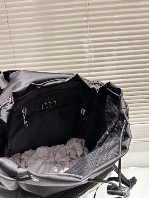 Prada's stylish backpack - Image 3