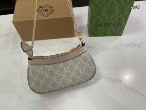 Gucci's new armpit bag - Image 6