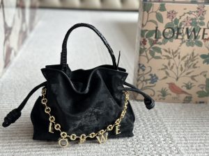 LOEWE's new cloud-shaped small lucky bag