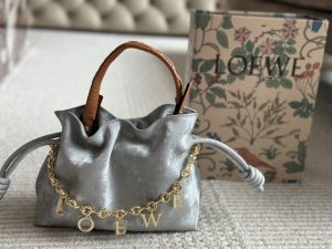 LOEWE's new cloud-shaped small lucky bag