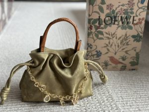 LOEWE's new cloud-shaped small lucky bag - Image 7