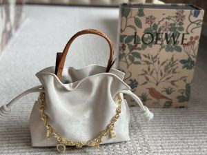 LOEWE's new cloud-shaped small lucky bag - Image 6