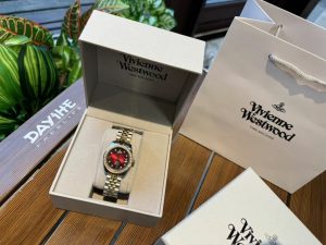 Queen Vivienne's bright and warm Bordeaux red dial - Image 8