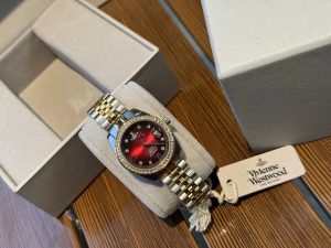 Queen Vivienne's bright and warm Bordeaux red dial - Image 4